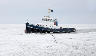 Российское судно тонет во льдах Российское судно тонет во льдах