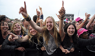 Тысячи фанатов устроили землетрясение Тысячи фанатов устроили землетрясение