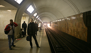 Тучный мужчина устроил пробку в метро Тучный мужчина устроил пробку в метро