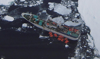 Матросы всю ночь спасали тонущую "Спарту" Матросы всю ночь спасали тонущую "Спарту"