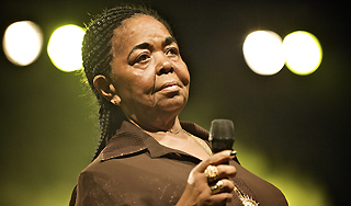 Ушла из жизни певица Сезария Эвора Ушла из жизни певица Сезария Эвора