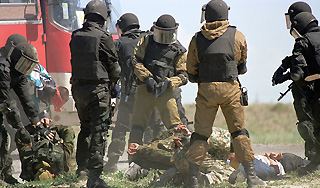 Полиция Казахстана обстреляла хулиганов Полиция Казахстана обстреляла хулиганов