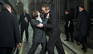 Депутат избил человека за отказ здороваться Депутат избил человека за отказ здороваться