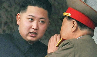 Ким Чен Ын пришел к гробу отца Ким Чен Ын пришел к гробу отца