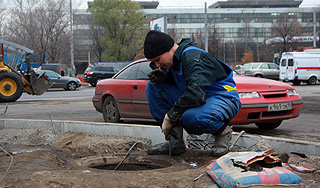 Москвич заставлял раба чистить канализацию Москвич заставлял раба чистить канализацию