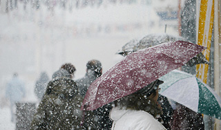 Москву в ближайшие часы завалит снегом Москву в ближайшие часы завалит снегом