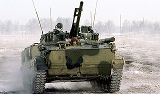 Дорогу в Жанаозен закрыла бронетехника Дорогу в Жанаозен закрыла бронетехника