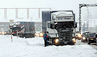 Москву вторые сутки заваливает снегом Москву вторые сутки заваливает снегом