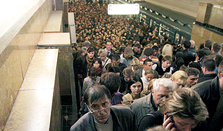 Снегопад загнал москвичей в метро Снегопад загнал москвичей в метро