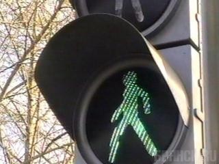 Иномарка сбила 12-летнюю школьницу на светофоре