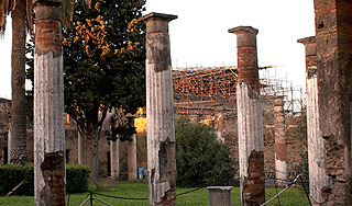 В Помпеях обрушилась колонна перголы В Помпеях обрушилась колонна перголы