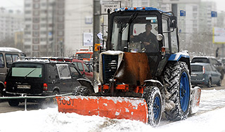 Уборщик снега задавил человека в Москве Уборщик снега задавил человека в Москве