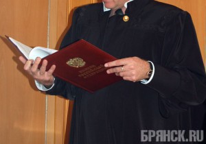 Осудили сотрудника Клинцовской колонии, продавшего заключенному телефон