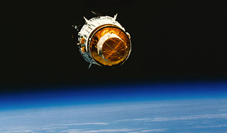 Обломок спутника "Меридиан" рухнул на дом Обломок спутника "Меридиан" рухнул на дом