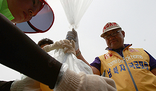 Южная Корея cбросила КНДР носки и листовки Южная Корея cбросила КНДР носки и листовки