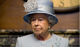 Елизавета II прилетела к мужу на вертолете Елизавета II прилетела к мужу на вертолете