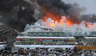 Склады с одеждой вспыхнули в Екатеринбурге Склады с одеждой вспыхнули в Екатеринбурге