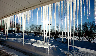 В Москве появились первые жертвы сосулек В Москве появились первые жертвы сосулек