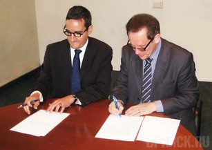 Брянские и французские кардиологи решили продолжить сотрудничество Жан Ренэ Журден и Александр Силенок подписывают соглашение о продлении сотрудничества