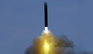 Медведев принял на вооружение "Булаву" Медведев принял на вооружение "Булаву"