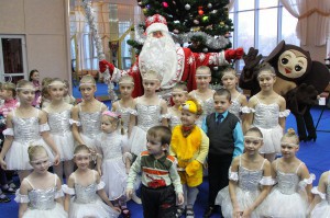 Сотни детей-сирот побывали на елке главы городской администрации