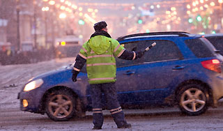 Девушка устроила инспекторам ДПС стриптиз Девушка устроила инспекторам ДПС стриптиз