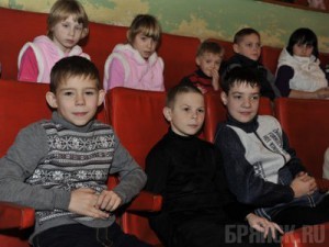 Около двух тысяч детей побывали на губернаторской елке