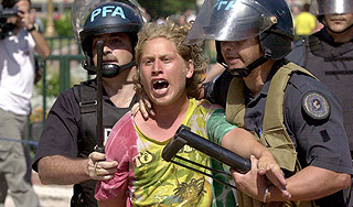 Служащие устроили беспорядки в Аргентине Служащие устроили беспорядки в Аргентине