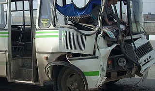 В Архангельске автобус выкинуло под "ПАЗ" В Архангельске автобус выкинуло под "ПАЗ"