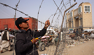 Иран закрыл границу с Пакистаном Иран закрыл границу с Пакистаном