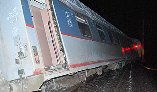 Поезд с людьми протаранил КамАЗ под Тулой Поезд с людьми протаранил КамАЗ под Тулой