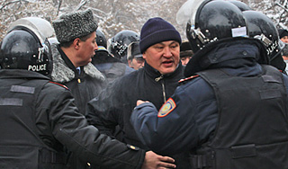 Назарбаев продлил чрезвычайное положение Назарбаев продлил чрезвычайное положение