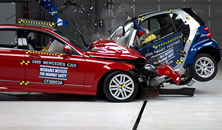 Коммунальщики Москвы всю ночь вывозили снег Коммунальщики Москвы всю ночь вывозили снег