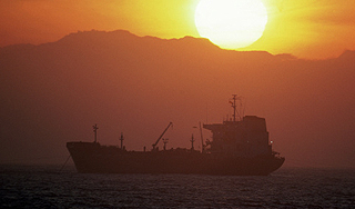 Шторм унес аварийное судно в Тихий океан Шторм унес аварийное судно в Тихий океан