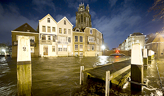 На Европу обрушился шторм "Андреа" На Европу обрушился шторм "Андреа"