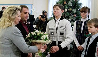 Медведев подарил детям фотоаппараты Медведев подарил детям фотоаппараты