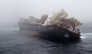 Шторм расколол сухогруз у Новой Зеландии Шторм расколол сухогруз у Новой Зеландии