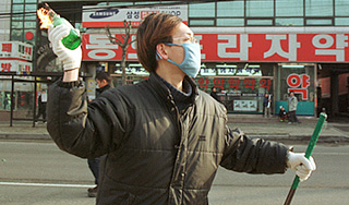 Посольство Японии забросали бутылками Посольство Японии забросали бутылками