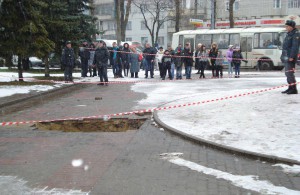 Мать с младенцем провалились под асфальт Мать с младенцем провалились под асфальт