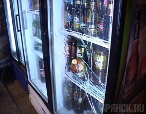 Трое подростков разгромили два холодильника с пивом
