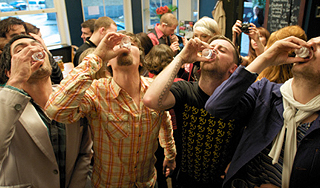 Парламент попросил британцев меньше пить Парламент попросил британцев меньше пить