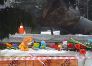 Возле места недавней трагедии появились цветы и игрушки