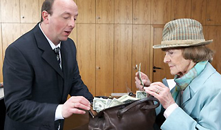 Пенсионерку заставили ограбить банк Пенсионерку заставили ограбить банк