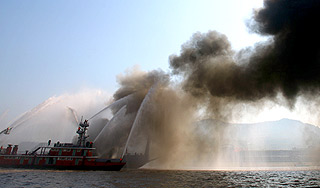 Судно с россиянами горит в Антарктике Судно с россиянами горит в Антарктике