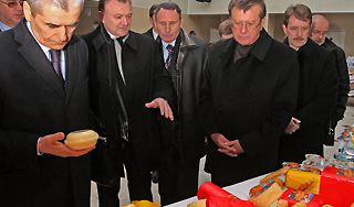 Онищенко заподозрил украинские сыры Онищенко заподозрил украинские сыры