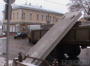 Во время движения с прицепа «МАЗа» свалилась бетонная плита