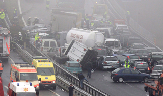 Гололед в Москве столкнул 15 машин Гололед в Москве столкнул 15 машин