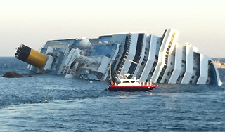 Круизный лайнер с россиянами пошел ко дну Круизный лайнер с россиянами пошел ко дну