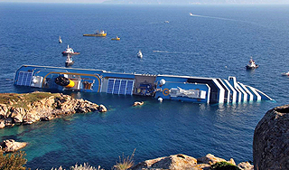 Капитан лайнера бросил тонущих пассажиров Капитан лайнера бросил тонущих пассажиров