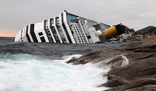 Затонувшую Costa Concordia сносит течением Затонувшую Costa Concordia сносит течением